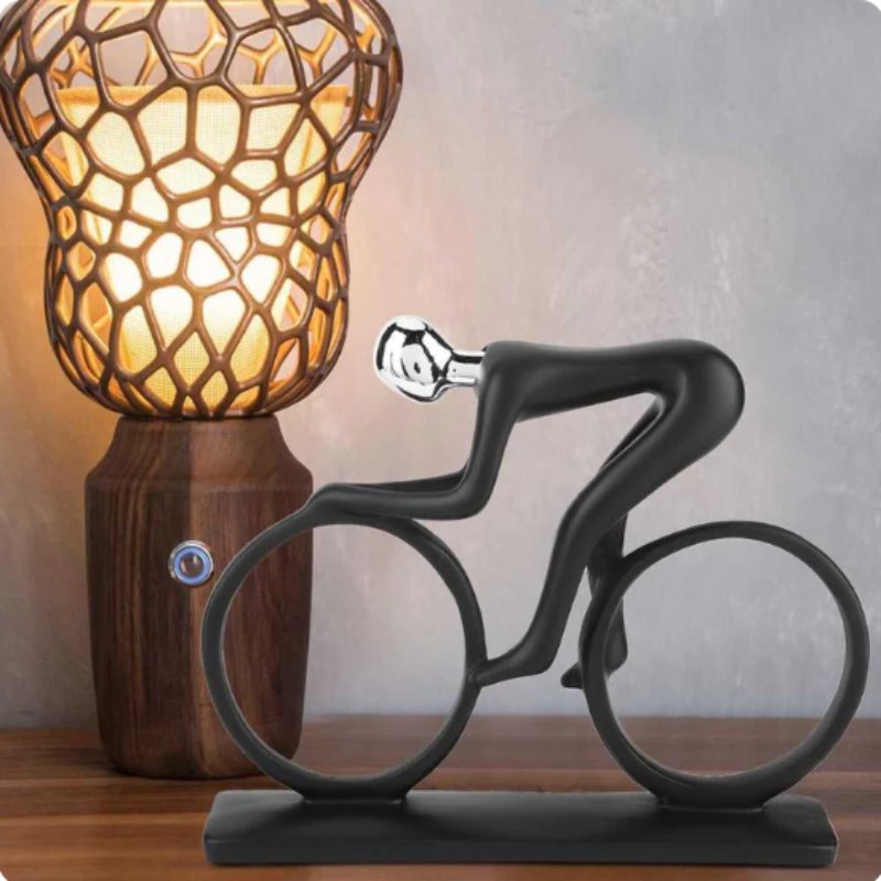Arte moderno ciclista: escultura de bicicleta de resina, ideal para decorar el hogar o el jardín del amante del deporte.