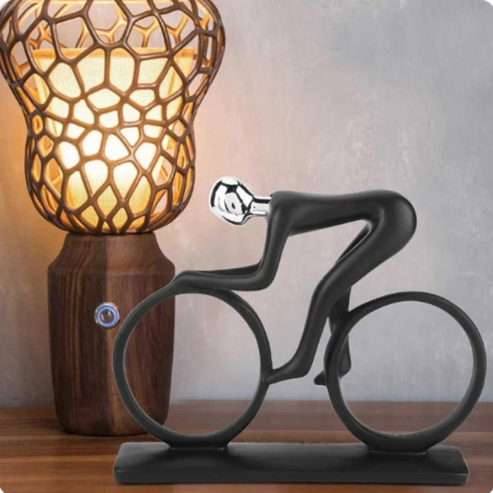 Arte moderno ciclista: escultura de bicicleta de resina, ideal para decorar el hogar o el jardín del amante del deporte.