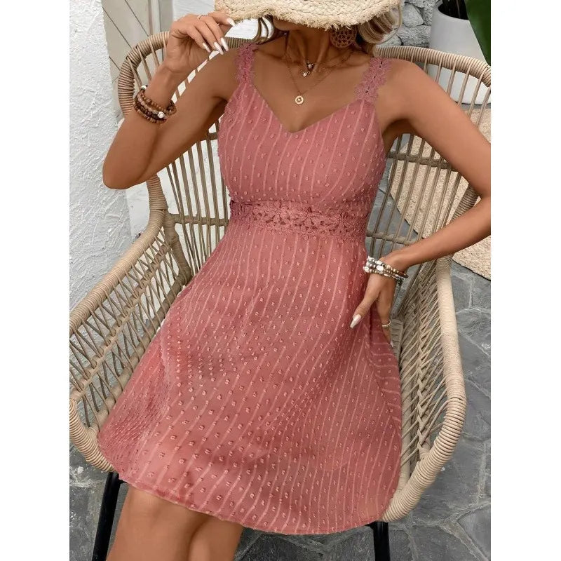 Moda femenina: Vestido mini de plumetis y encaje blanco, con escote en V para un look romántico.