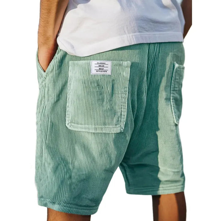 Hombre vistiendo short de terciopelo burdeos, un look moderno y elegante. Ropa cómoda y versátil.