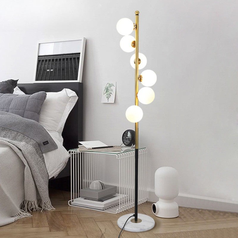 Lámpara de pie moderna Celestina, esférica con LED. Aporta luz ambiental a tu dormitorio.