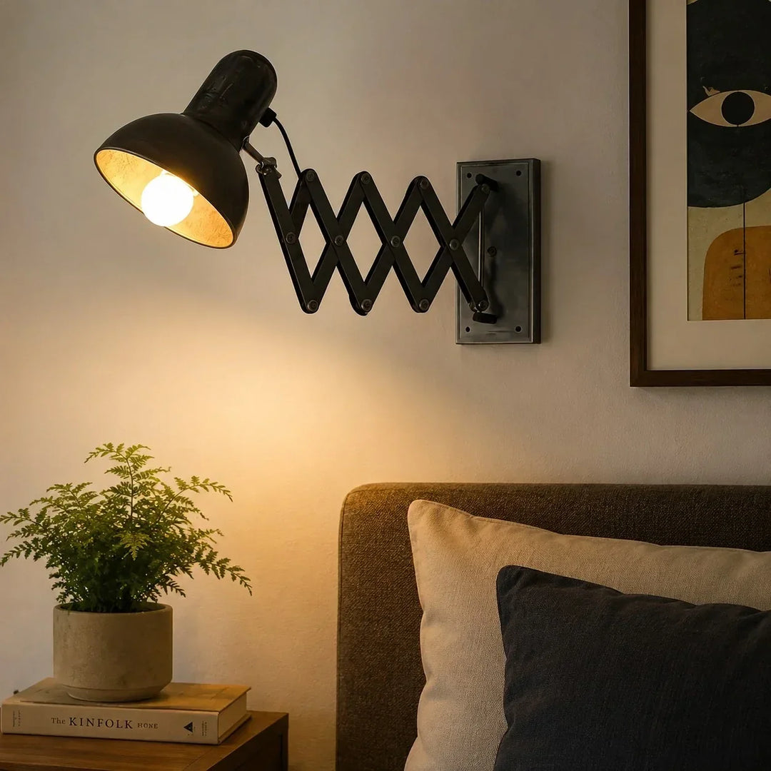 Luz de pared ajustable estilo industrial con brazo de tijera, para interiores o exteriores cubiertos.