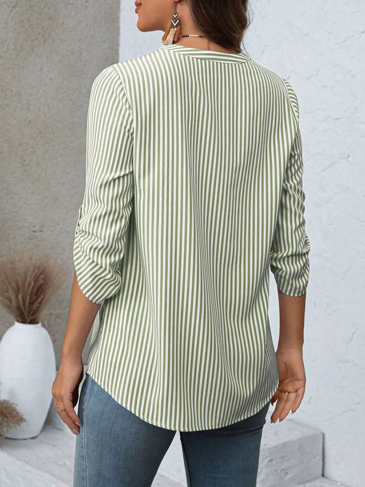 Blusa de mujer moderna con diseño de rayas y cuello en V, perfecta para combinar con jeans.