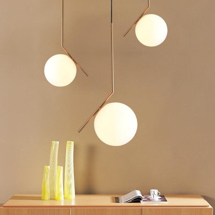 Lámpara colgante de techo cromada esférica. Iluminación moderna sin deslumbramiento, globo de vidrio minimalista.