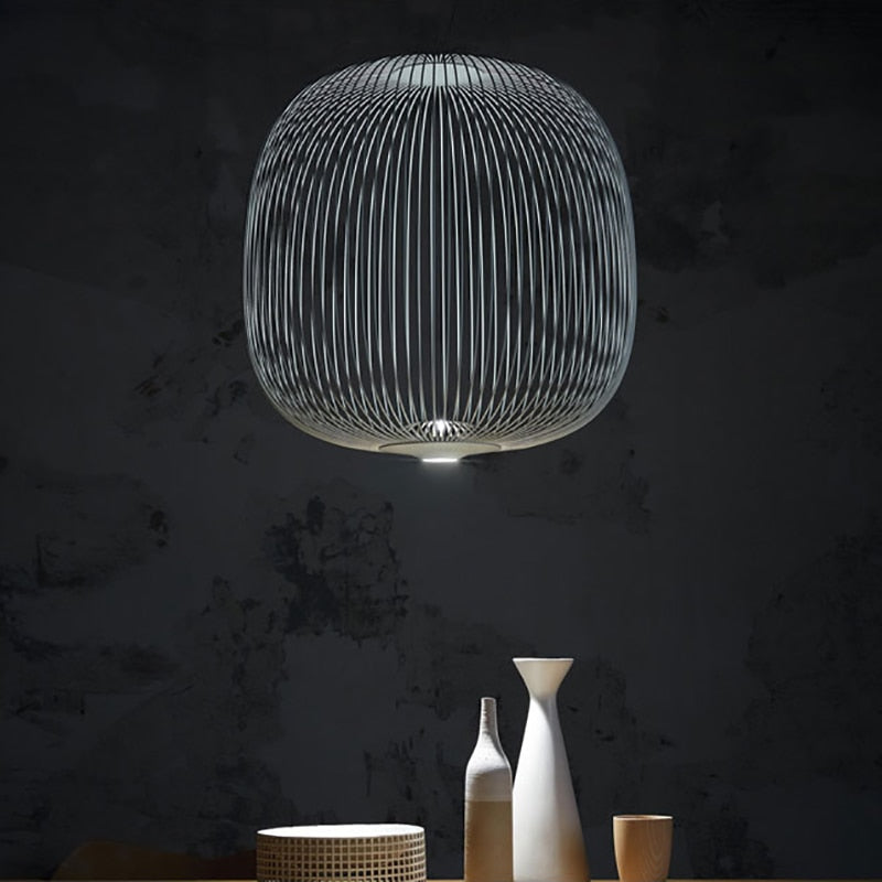 Lámpara de techo AeroSpire con diseño geométrico y moderno de hierro, ideal para iluminar el hogar con estilo.