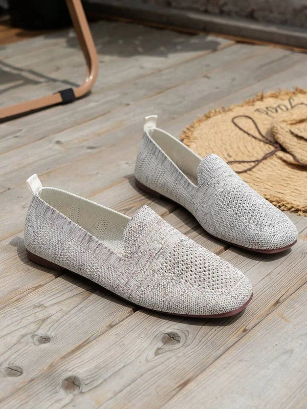 Mocasines ortopédicos para mujer, vista lateral. Soporte anatómico y diseño ligero para el confort.