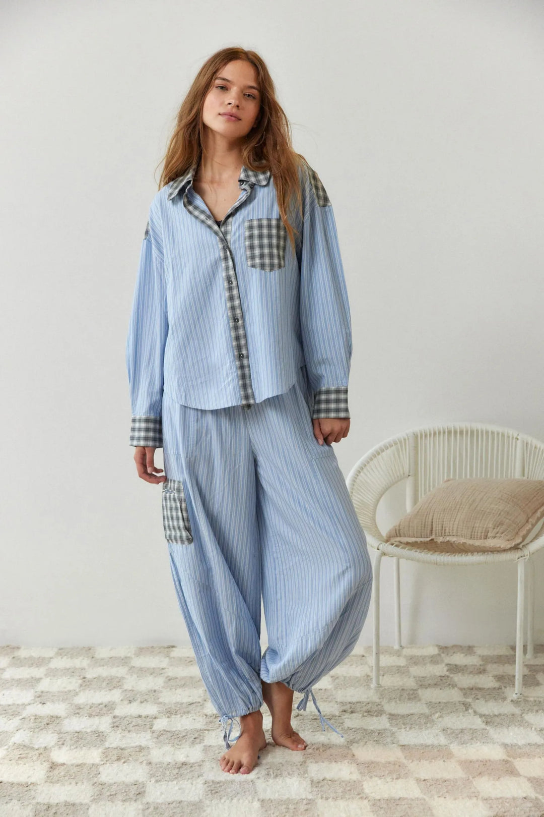 Elegante pijama de dos piezas para mujer, de tejido suave y elástico. Ideal para moda noche y ropa de casa con confort.