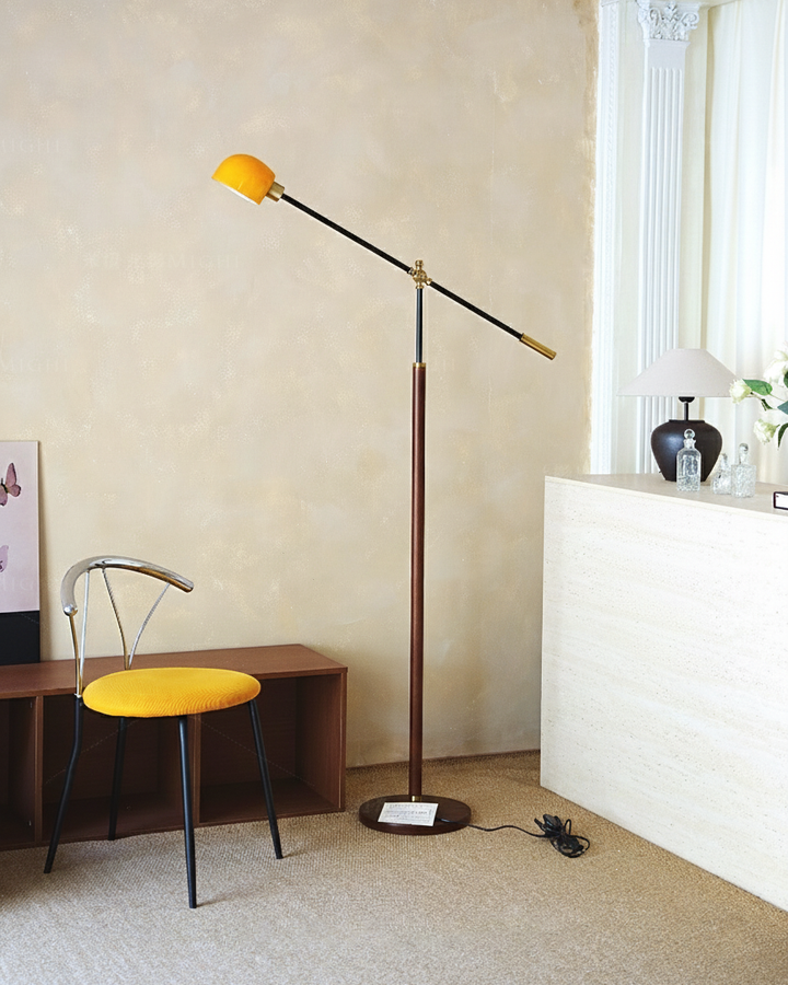 Elegante lámpara de pie de madera y metal, brazo oscilante, perfecta para lectura y decoración.