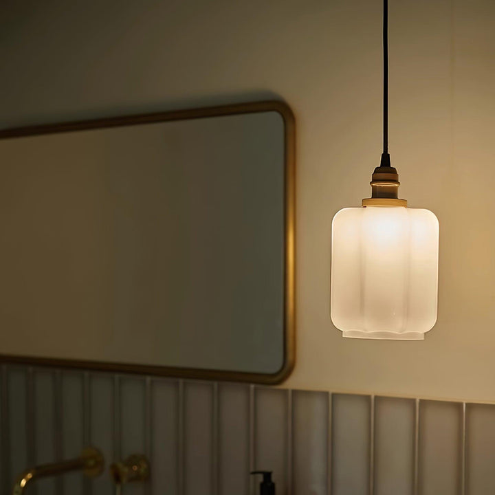 Lámpara de techo con pantalla de cristal blanco opal y cuerpo de latón cepillado. Estilo sofisticado.