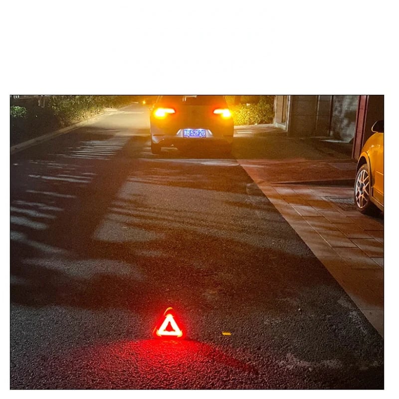 Triángulo LED de advertencia solar para emergencias en carretera y seguridad vial. Con función power bank.