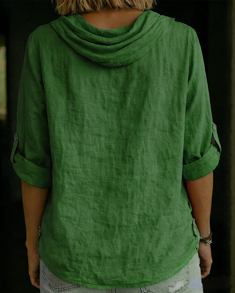 Camisa de mujer con cuello caído y corte holgado, ropa cómoda y chic para primavera.