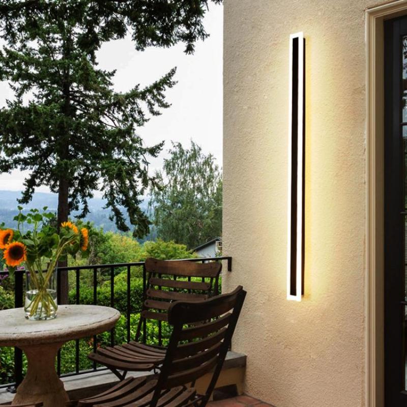 Resistente lámpara de pared lineal LED, estilo moderno y duradero para ambientes exteriores.
