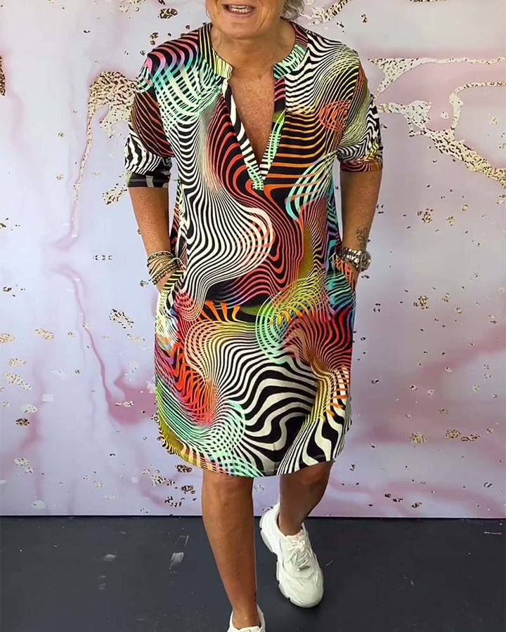 Vestido corto de mujer con estampado de ondas abstractas, cuello V y prácticos bolsillos. Ideal para verano.