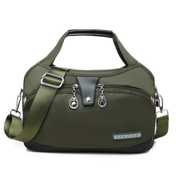 Mujer luciendo mochila antirrobo cómoda y elegante en la espalda, ideal para el estilo urbano.