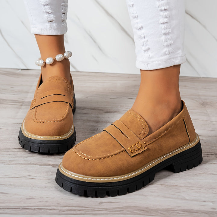 Mocasines retro de mujer con suela gruesa, vista lateral, cómodos y de moda.