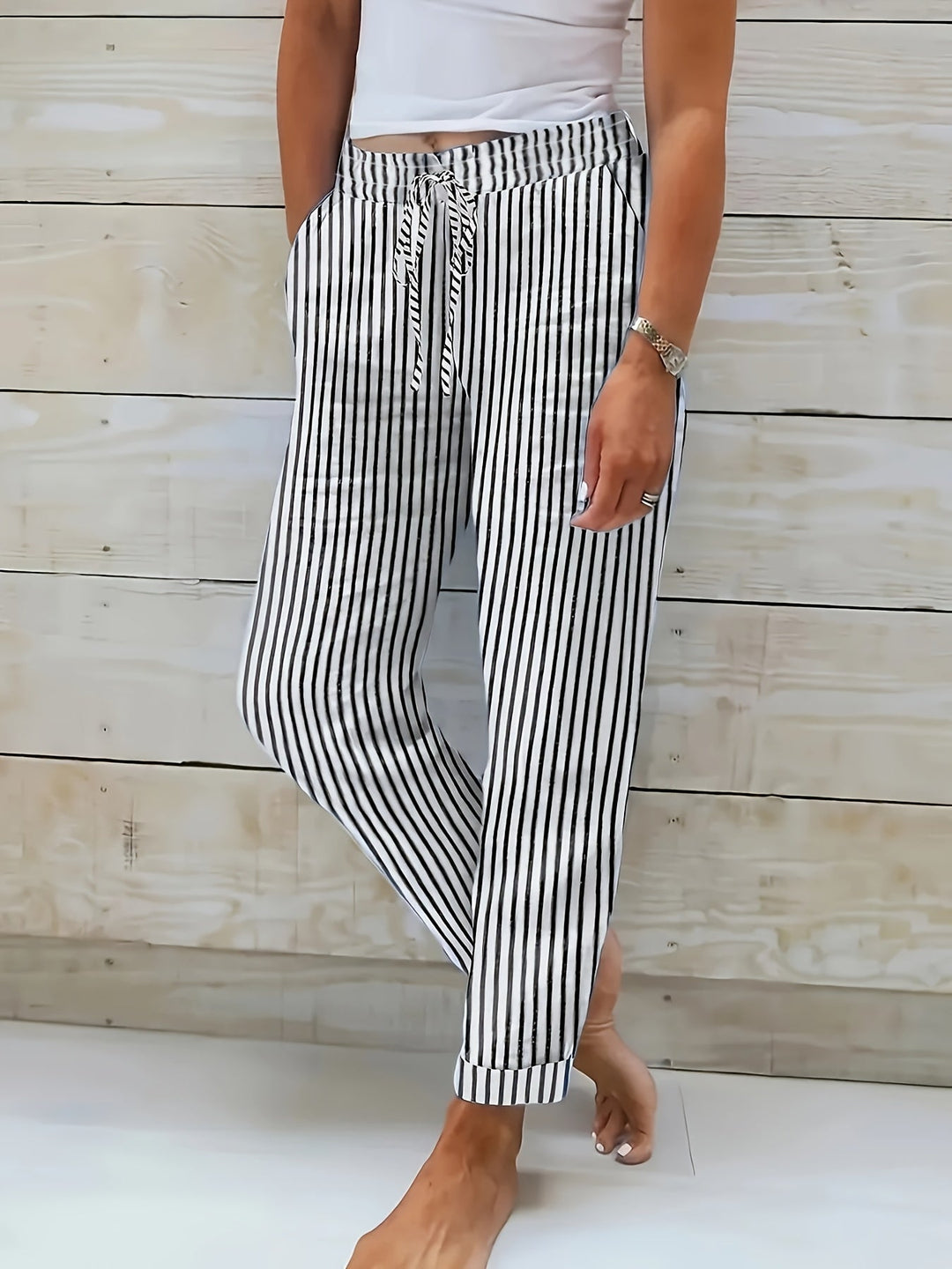 Pantalón de rayas para mujer, diseño fluido con cintura elástica, perfecto para un estilo cómodo y moda de verano.