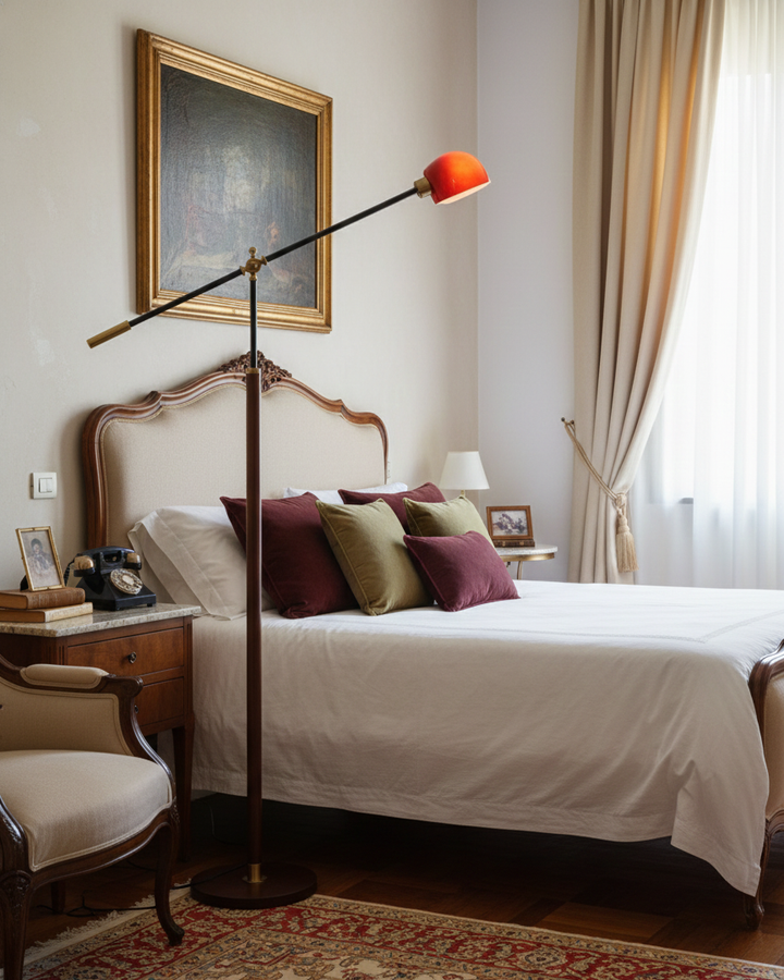 Luz direccional y estilo: lámpara de pie con brazo oscilante, columna de madera y metal.