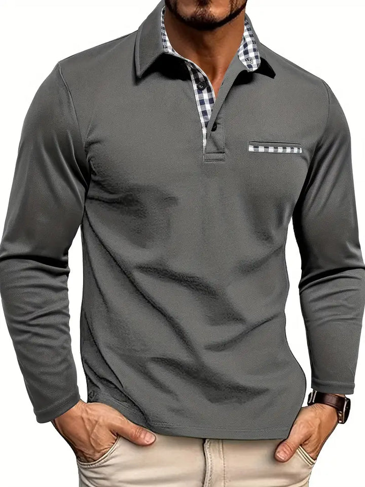 Hombre luciendo polo de manga larga gris oscuro, ajuste moderno, perfecto para outfit elegante o smart casual.