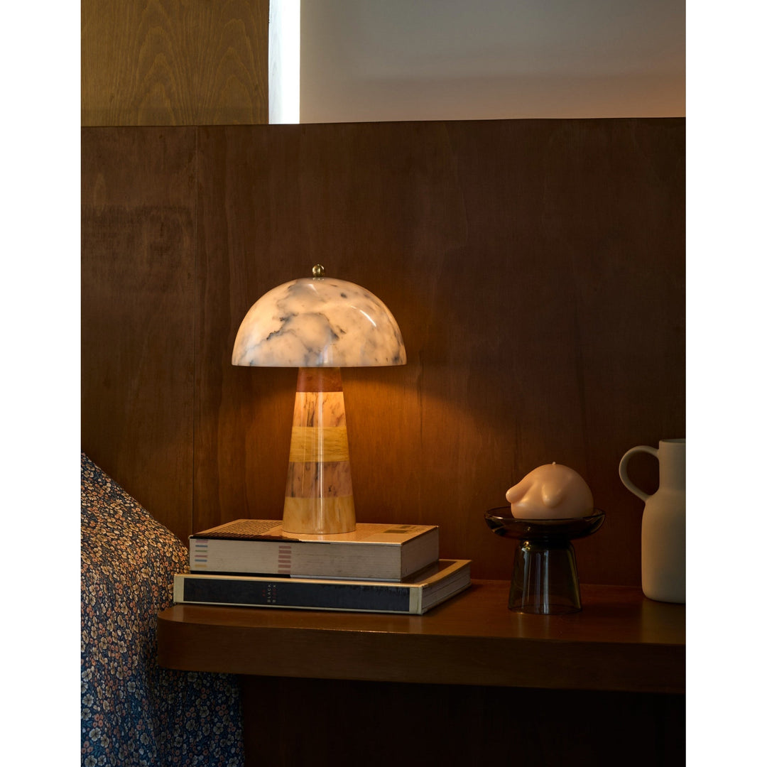 Lámpara de mesa moderna de mármol, veteado orgánico, ilumina tu hogar con estilo.