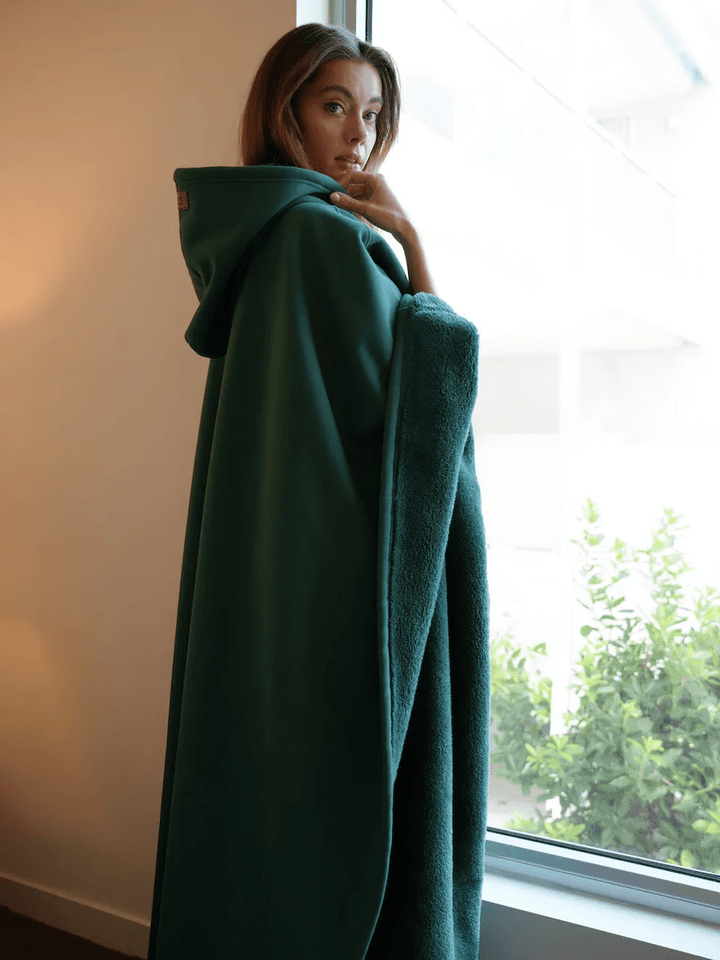 Moda casual de invierno: sudadera oversize para mujer con capucha, tejido suave que aporta máxima comodidad relajante.