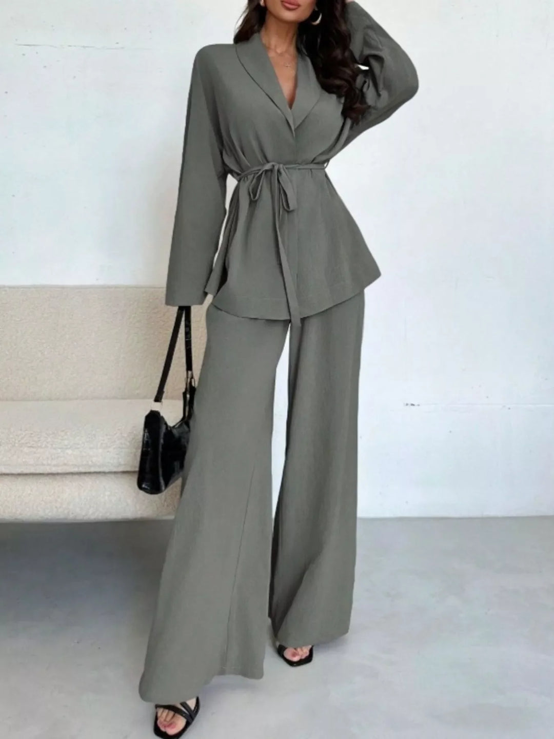 Conjunto moderno mujer: Top con lazo y pantalón de pierna ancha. Moda actual.