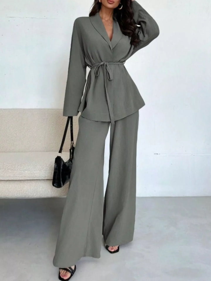 Conjunto moderno mujer: Top con lazo y pantalón de pierna ancha. Moda actual.