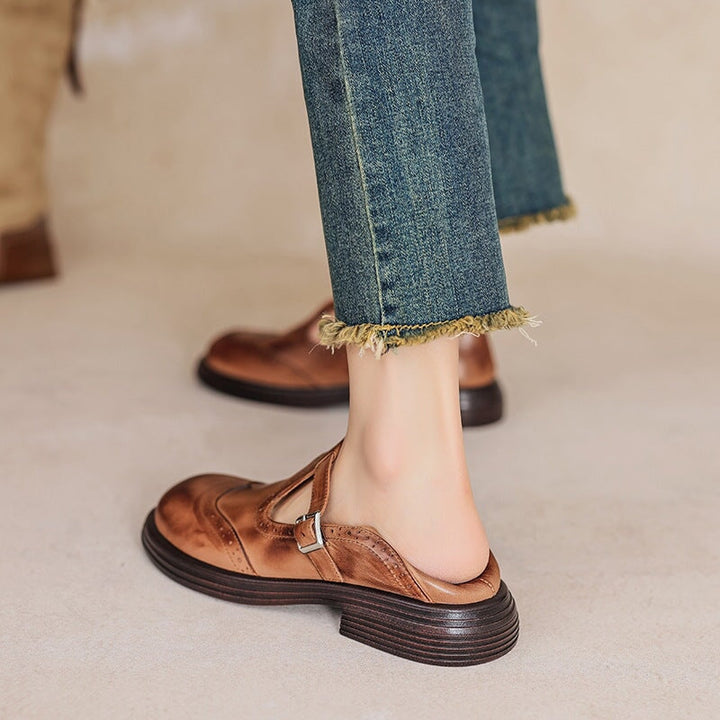 Zapatos T-strap vintage con perforaciones, tacón bajo, perfectos para mujer.