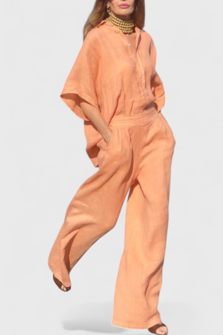 Look effortless con conjunto de verano para mujer Adesua. Camisa manga corta y pantalón tiro alto, perfecto para un estilo relajado.