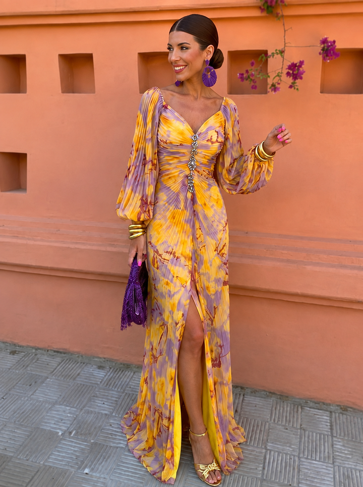 Vestido largo floral amarillo para mujer, hombros descubiertos y falda plisada. Ideal fiesta, boda o verano.