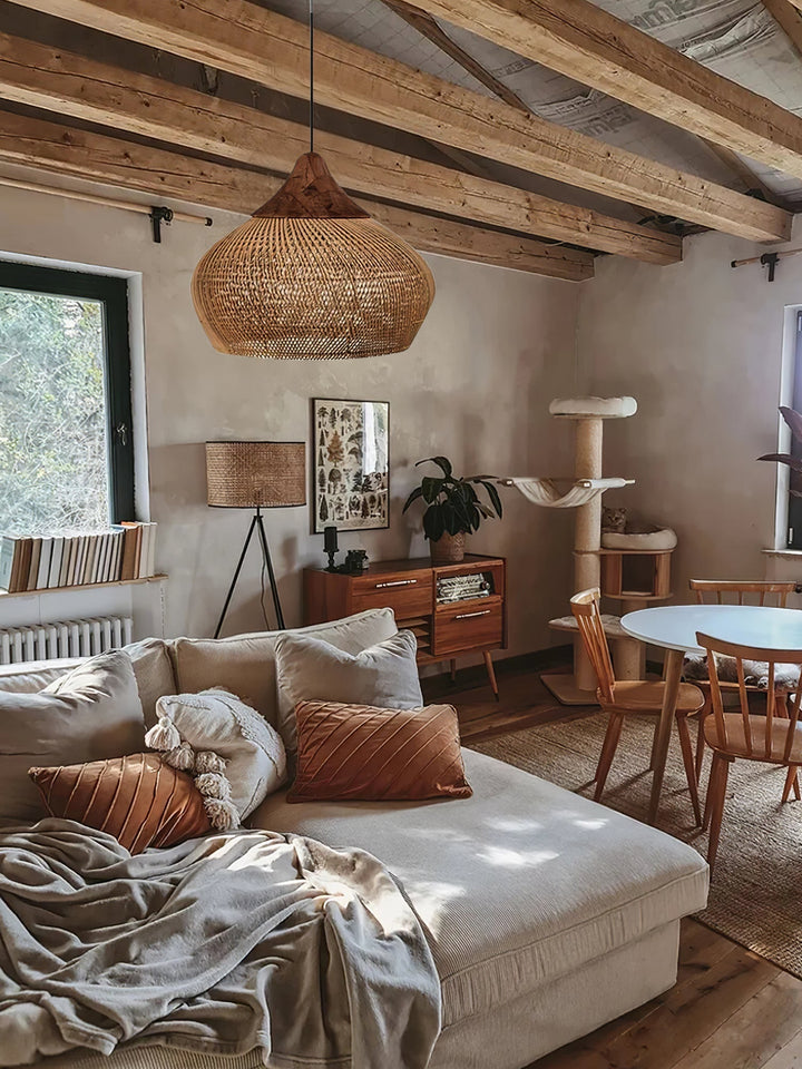 Lámpara colgante de estilo arpa, artesanal, para un hogar con decoración natural.
