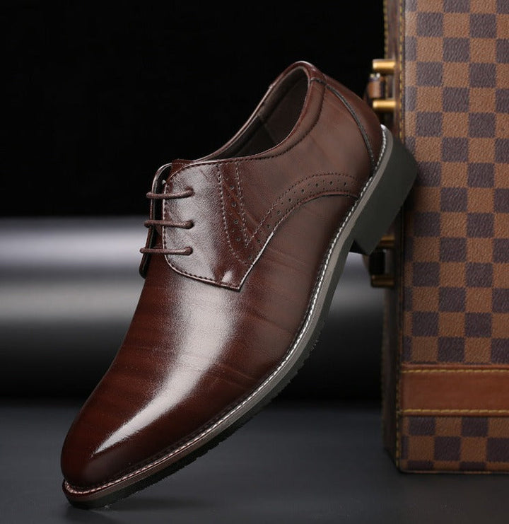 Calzado Oxford marrón para hombre con soporte postural y confort diario. Elegantes, duraderos y perfectos para uso prolongado.