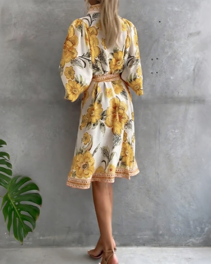 Vestido floral con mangas farol, botones decorativos, un must para la moda primavera.
