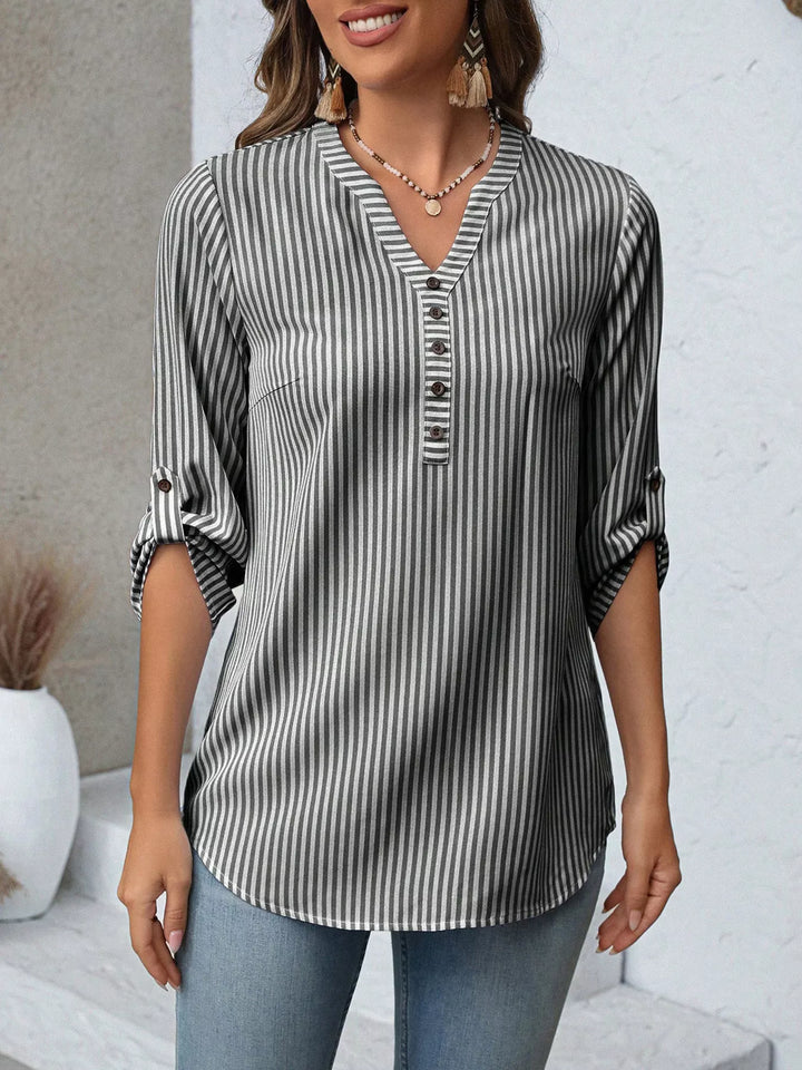 Blusa de mujer en tela ligera a rayas, cuello V, manga enrollable, ideal para un look fresco.