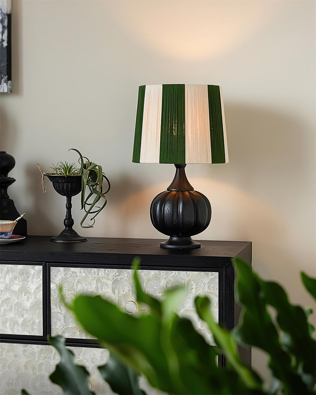 Aporta estilo a tu hogar con esta lámpara de mesa moderna, pantalla de rayas y base de madera.