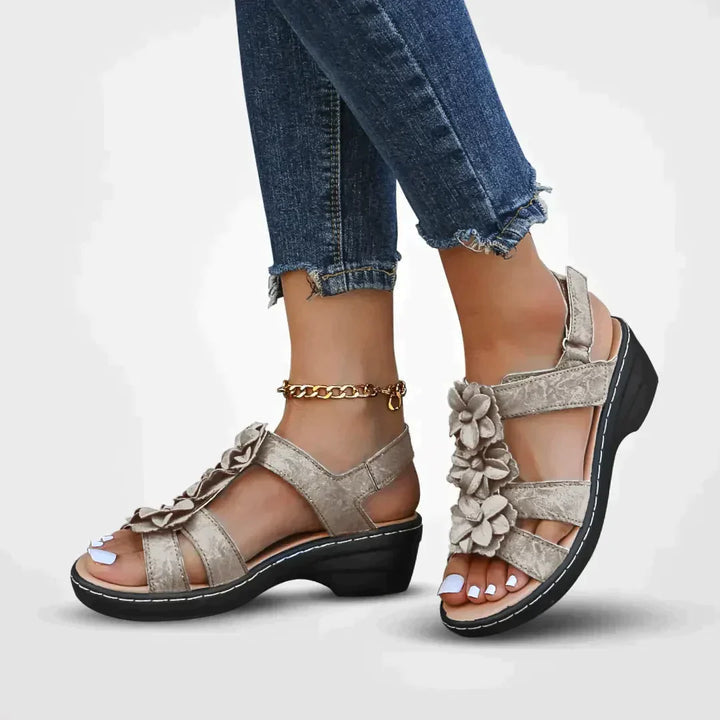 Detalle de sandalias FLORIANA de mujer con diseño floral primaveral, suela de plataforma cómoda para el verano.