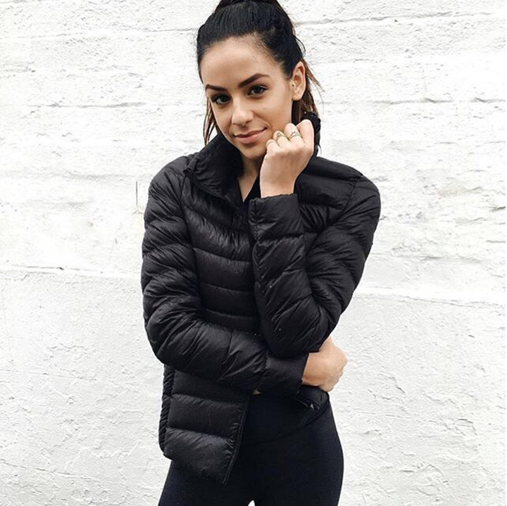 Chaqueta de mujer moderna, impermeable y aislante, confort garantizado para uso urbano diario.