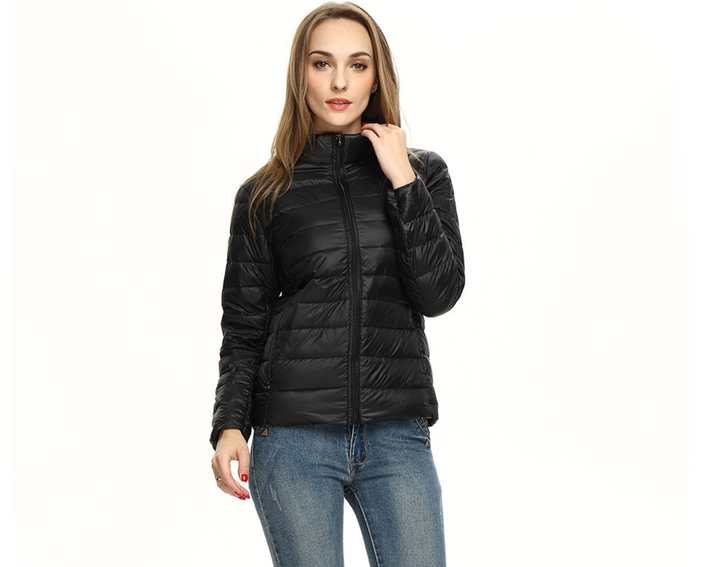 Abrigo casual de mujer, impermeable y ligero, esencial para días fríos y lluviosos en la ciudad.