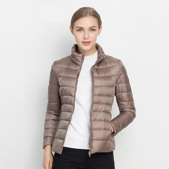 Chaqueta impermeable ligera mujer, ideal para moda urbana, protección lluvia y viento en otoño.