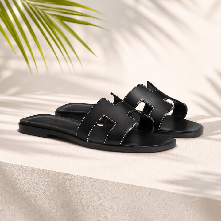 Primer plano de sandalias planas de mujer. Diseño deslizante que ofrece confort y estilo minimalista veraniego.