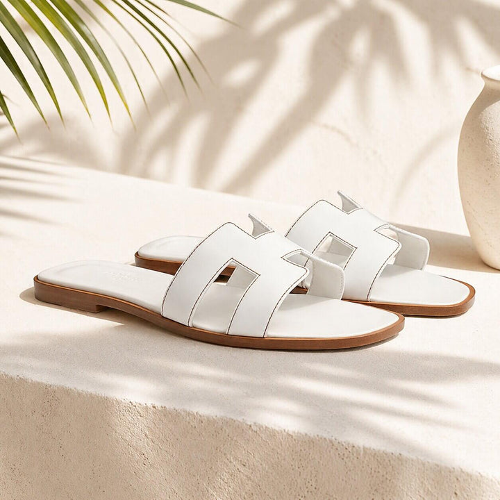 Sandalias planas de mujer. Calzado esencial para el verano, cómodas, deslizantes y de estilo casual.