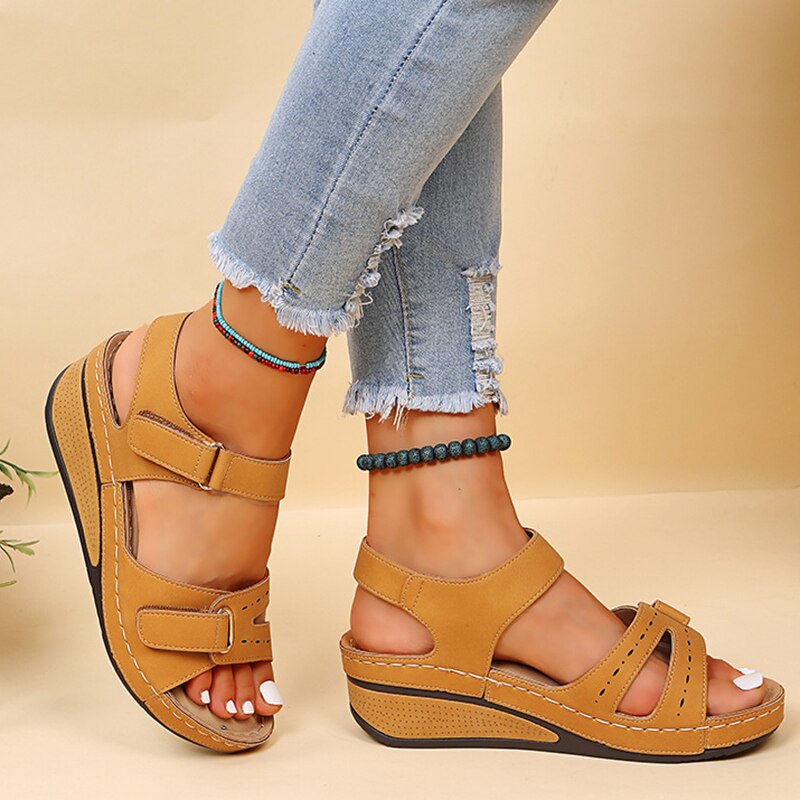 Textura del material de sandalias retro mujer, suaves, confortables y con estilo vintage.