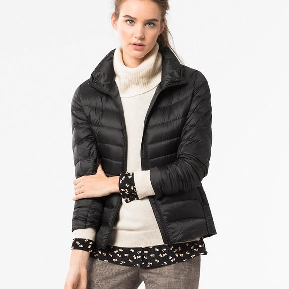 Protección elegante: chaqueta ligera impermeable de mujer, versátil para cualquier outfit de otoño.