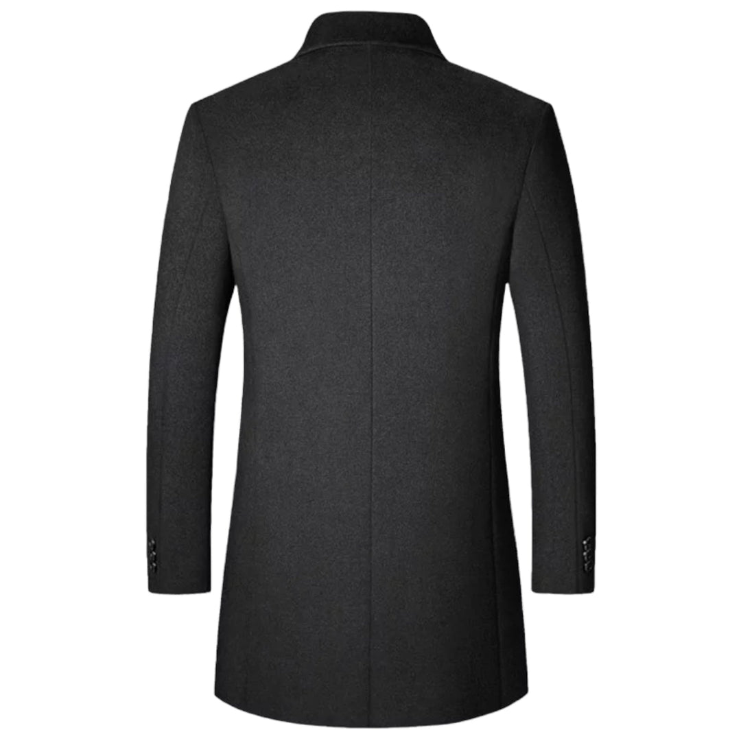 Elegante abrigo de hombre Damián negro slim fit con solapa clásica y cierre de botones. Perfecto para moda de invierno.
