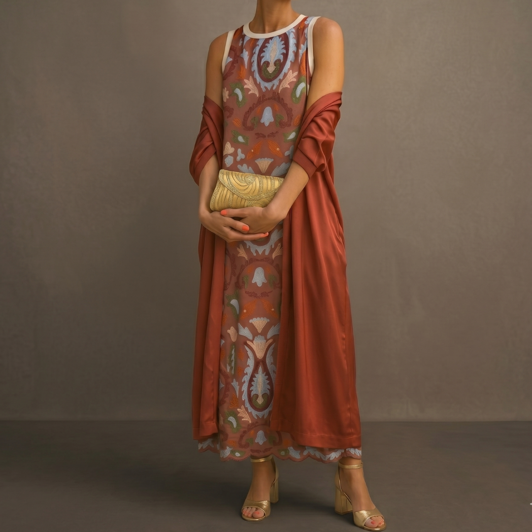Atuendo fluido de mujer con vestido largo y chaleco. Conjunto cómodo y elegante para eventos de otoño.