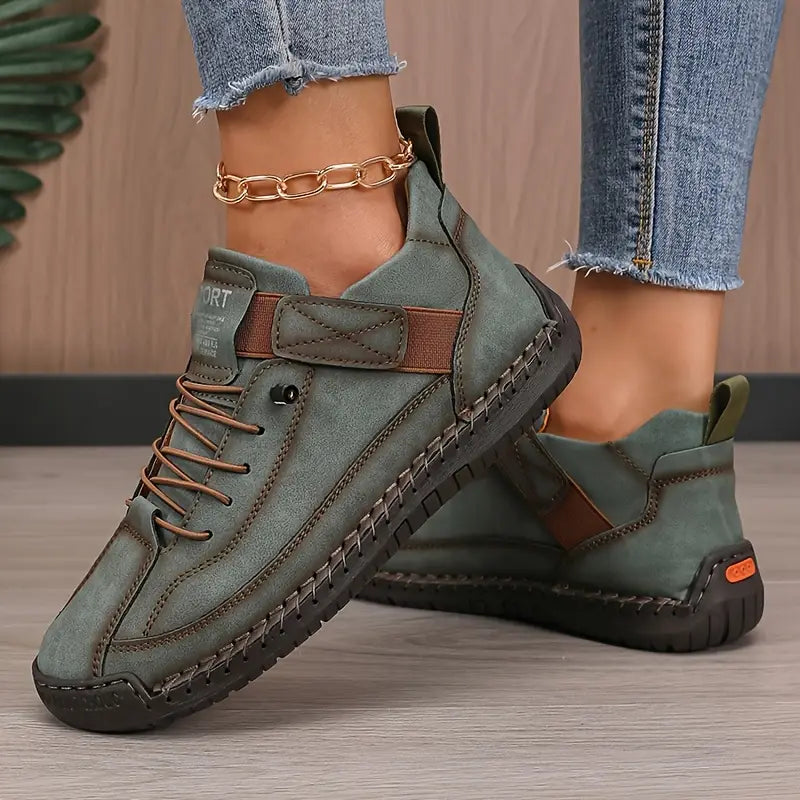 Par de zapatillas Saela para mujer, un calzado de confort y soporte esencial para la salud de los pies.