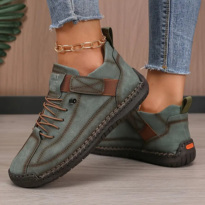 Par de zapatillas Saela para mujer, un calzado de confort y soporte esencial para la salud de los pies.