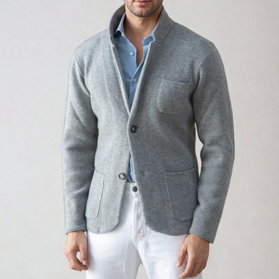 Cárdigan de hombre estilo blazer, entallado, con botones, para un look elegante y versátil de moda masculina.