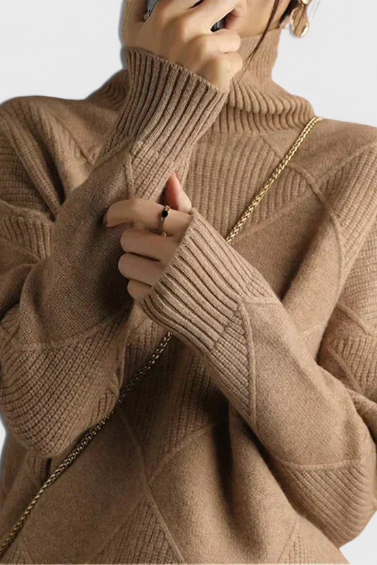 Mujer vistiendo jersey de cuello alto de punto, estilo casual sofisticado, perfecto para el invierno.