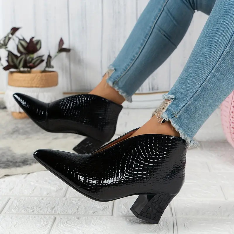 Botines negros de tobillo para mujer, con tacón medio, ideales para moda de invierno versátil.