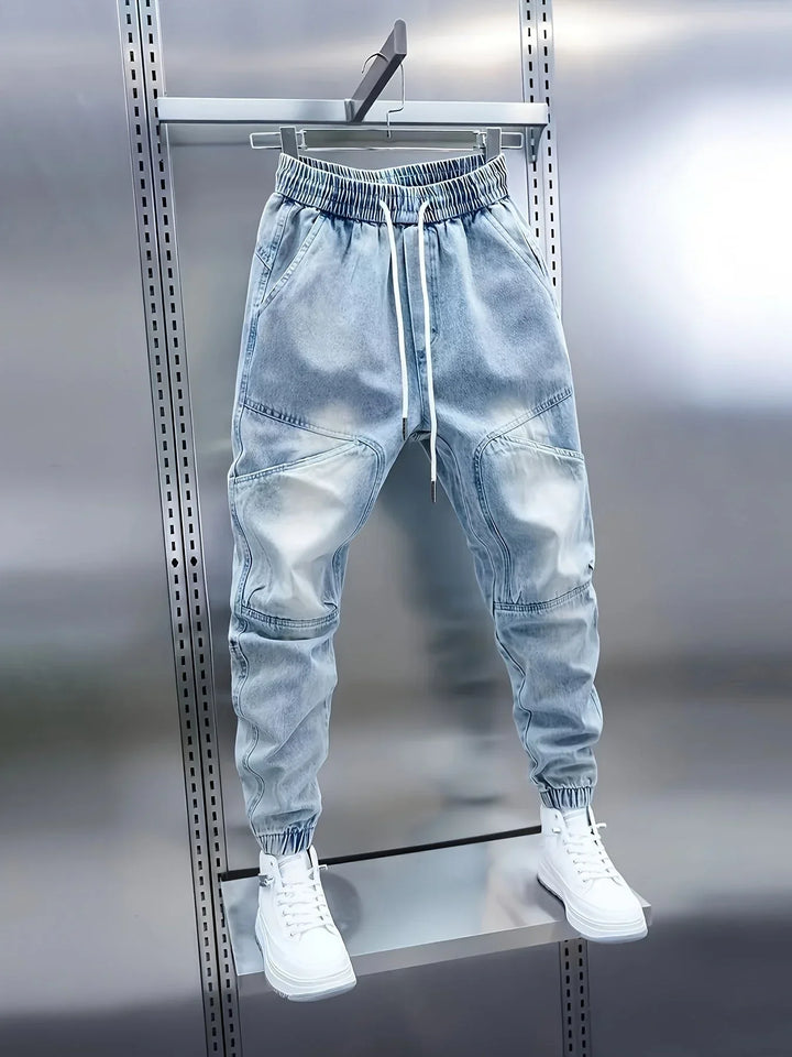 Pantalón de denim azul para hombre de corte relajado, versátil para cualquier temporada. Comodidad garantizada.